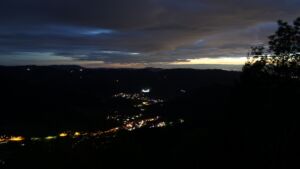 Dieses Bild zeigt eine Webcam-Aufnahme vom Achertal, aufgenommen am Donnerstag, den 22.10.2026 um 19:20 Uhr. Die Temperatur betrug 7.9°C.