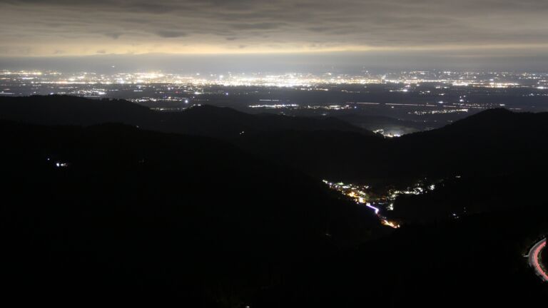Dieses Bild zeigt eine Webcam-Aufnahme vom Achertal, aufgenommen am Donnerstag, den 16.10.2025 um 21:00 Uhr. Die Temperatur betrug 5.4°C.