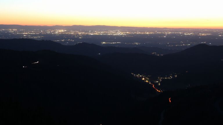 Dieses Bild zeigt eine Webcam-Aufnahme vom Achertal, aufgenommen am Mittwoch, den 08.04.2026 um 21:00 Uhr. Die Temperatur betrug 11.1°C.