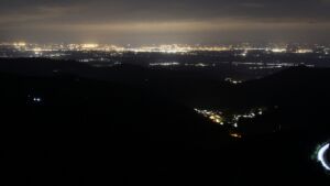 Dieses Bild zeigt eine Webcam-Aufnahme vom Achertal, aufgenommen am Freitag, den 08.05.2026 um 23:00 Uhr. Die Temperatur betrug 8.5°C.