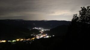 Dieses Bild zeigt eine Webcam-Aufnahme vom Achertal, aufgenommen am Mittwoch, den 07.10.2026 um 20:30 Uhr. Die Temperatur betrug 18°C.