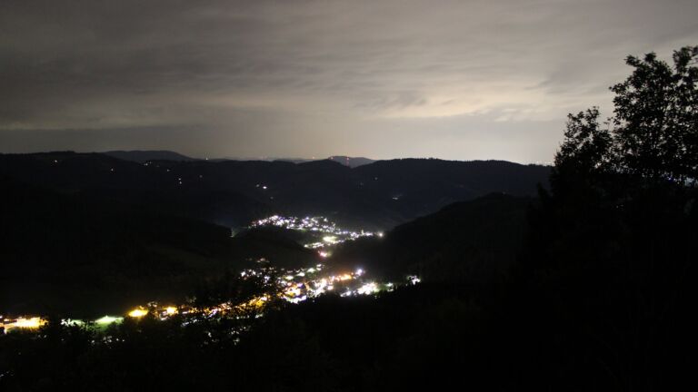 Dieses Bild zeigt eine Webcam-Aufnahme vom Achertal, aufgenommen am Mittwoch, den 07.10.2026 um 20:30 Uhr. Die Temperatur betrug 18°C.