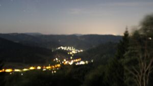 Dieses Bild zeigt eine Webcam-Aufnahme vom Achertal, aufgenommen am Montag, den 03.08.2026 um 00:30 Uhr. Die Temperatur betrug 24.6°C.