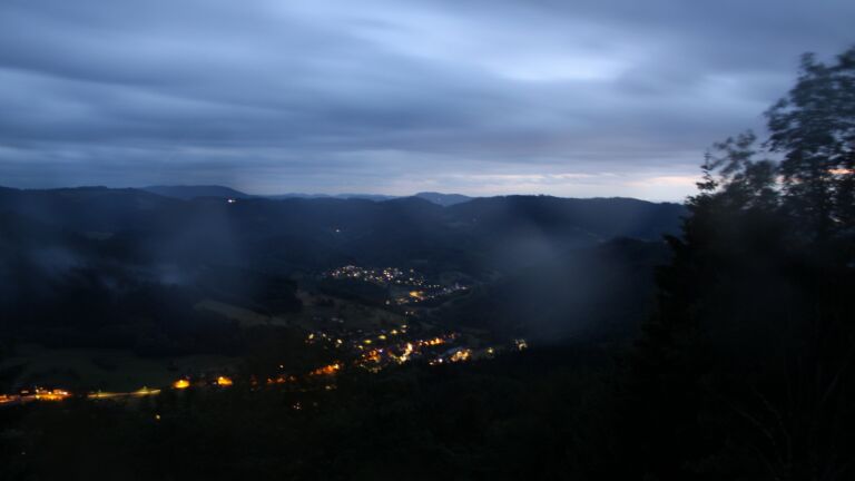 Dieses Bild zeigt eine Webcam-Aufnahme vom Achertal, aufgenommen am Freitag, den 12.06.2026 um 22:10 Uhr. Die Temperatur betrug 12.8°C.