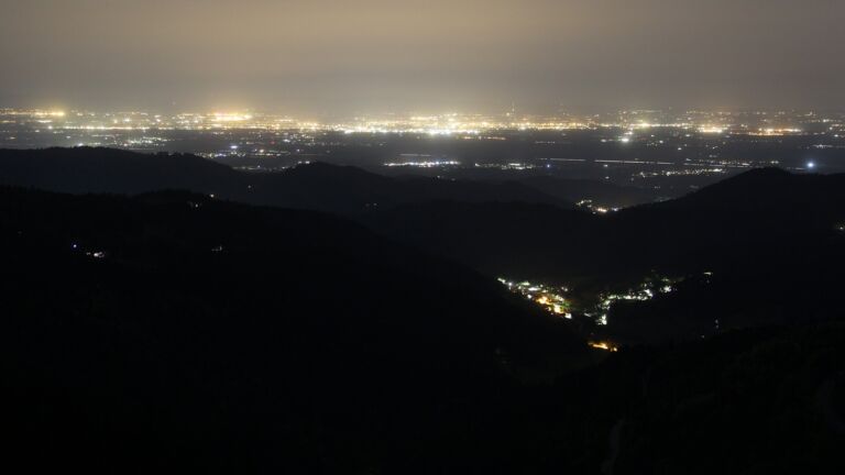 Dieses Bild zeigt eine Webcam-Aufnahme vom Achertal, aufgenommen am Freitag, den 02.05.2025 um 22:20 Uhr. Die Temperatur betrug 17.4°C.
