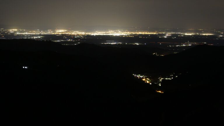 Dieses Bild zeigt eine Webcam-Aufnahme vom Achertal, aufgenommen am Donnerstag, den 13.11.2025 um 02:00 Uhr. Die Temperatur betrug 13.9°C.