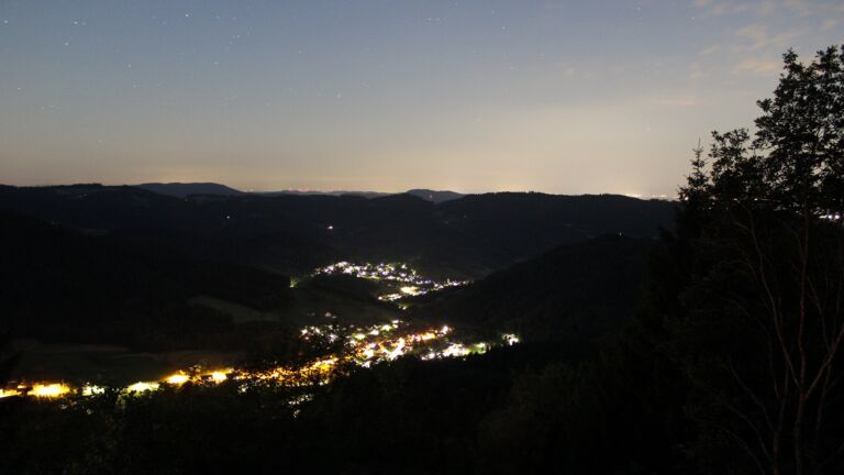 Dieses Bild zeigt eine Webcam-Aufnahme vom Achertal, aufgenommen am Mittwoch, den 01.07.2026 um 23:30 Uhr. Die Temperatur betrug 18.2°C.