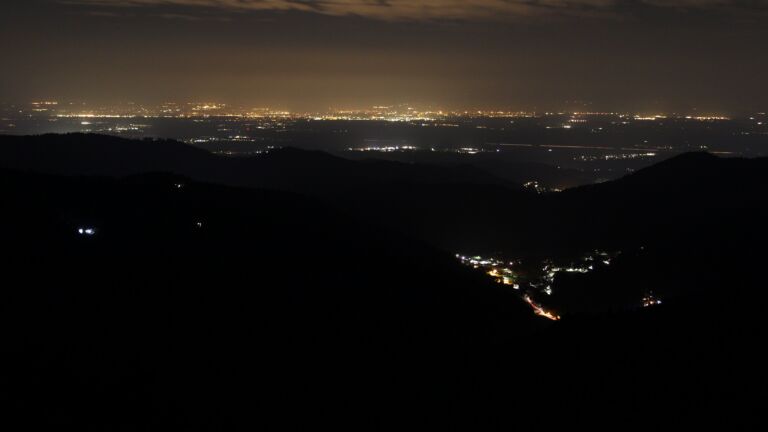Dieses Bild zeigt eine Webcam-Aufnahme vom Achertal, aufgenommen am Samstag, den 21.03.2026 um 03:30 Uhr. Die Temperatur betrug 4.1°C.