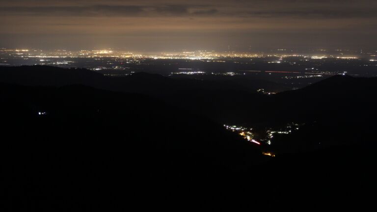 Dieses Bild zeigt eine Webcam-Aufnahme vom Achertal, aufgenommen am Donnerstag, den 16.04.2026 um 04:50 Uhr. Die Temperatur betrug 6.8°C.