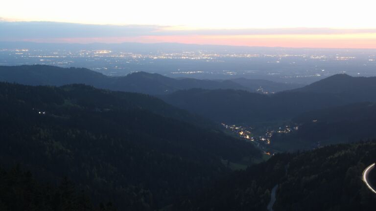 Dieses Bild zeigt eine Webcam-Aufnahme vom Achertal, aufgenommen am Montag, den 20.04.2026 um 21:10 Uhr. Die Temperatur betrug 4.6°C.