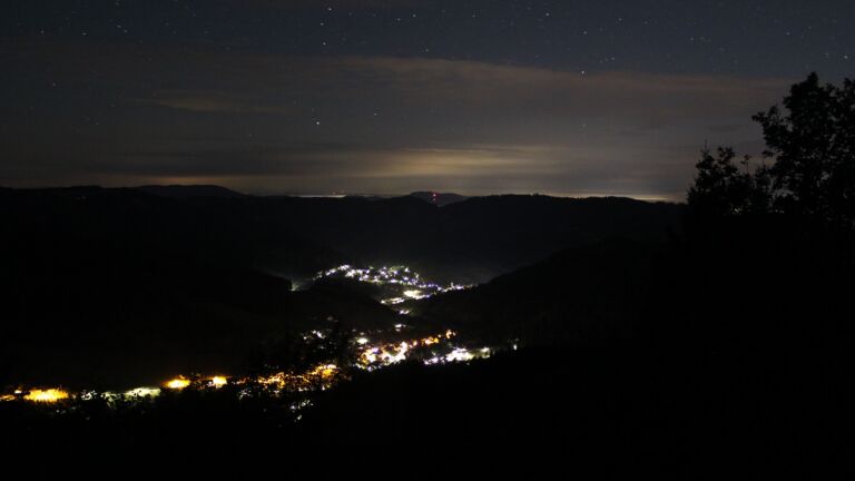 Dieses Bild zeigt eine Webcam-Aufnahme vom Achertal, aufgenommen am Mittwoch, den 26.08.2026 um 04:40 Uhr. Die Temperatur betrug 16.4°C.