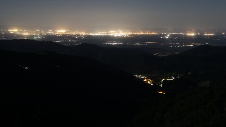 Dieses Bild zeigt eine Webcam-Aufnahme vom Achertal, aufgenommen am Freitag, den 16.05.2025 um 03:50 Uhr. Die Temperatur betrug 5.2°C.