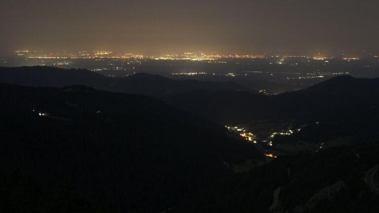 Dieses Bild zeigt eine Webcam-Aufnahme vom Achertal, aufgenommen am Freitag, den 15.08.2025 um 03:00 Uhr. Die Temperatur betrug 23.5°C.