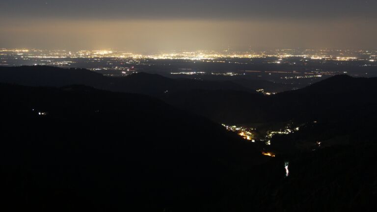 Dieses Bild zeigt eine Webcam-Aufnahme vom Achertal, aufgenommen am Mittwoch, den 01.10.2025 um 22:00 Uhr. Die Temperatur betrug 4.1°C.