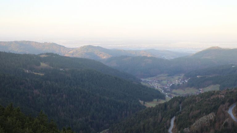 Dieses Bild zeigt eine Webcam-Aufnahme vom Achertal, aufgenommen am Donnerstag, den 18.12.2025 um 08:50 Uhr. Die Temperatur betrug 5.7°C.