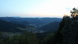 Dieses Bild zeigt eine Webcam-Aufnahme vom Achertal, aufgenommen am Mittwoch, den 26.08.2026 um 20:40 Uhr. Die Temperatur betrug 21.9°C.