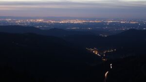 Dieses Bild zeigt eine Webcam-Aufnahme vom Achertal, aufgenommen am Samstag, den 18.10.2025 um 19:20 Uhr. Die Temperatur betrug 5.1°C.