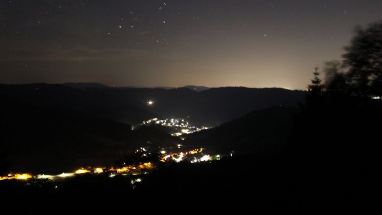 Dieses Bild zeigt eine Webcam-Aufnahme vom Achertal, aufgenommen am Dienstag, den 23.06.2026 um 02:00 Uhr. Die Temperatur betrug 24.7°C.