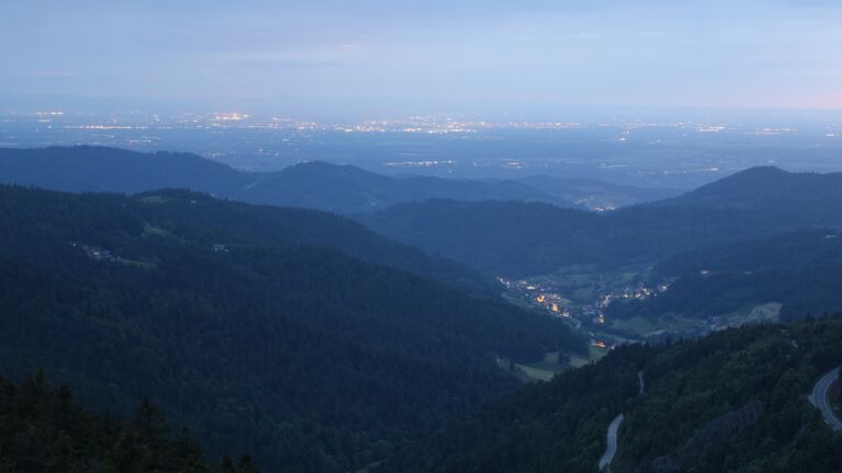 Dieses Bild zeigt eine Webcam-Aufnahme vom Achertal, aufgenommen am Donnerstag, den 22.05.2025 um 21:50 Uhr. Die Temperatur betrug 6.6°C.