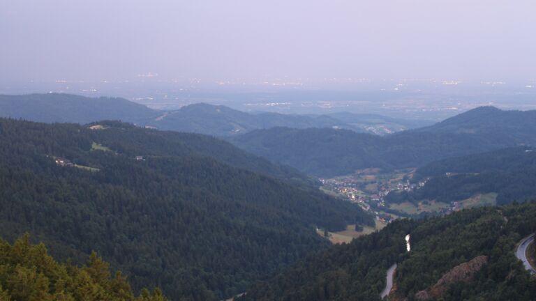 Dieses Bild zeigt eine Webcam-Aufnahme vom Achertal, aufgenommen am Montag, den 14.07.2025 um 05:10 Uhr. Die Temperatur betrug 15.2°C.