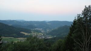 Dieses Bild zeigt eine Webcam-Aufnahme vom Achertal, aufgenommen am Sonntag, den 28.06.2026 um 05:20 Uhr. Die Temperatur betrug 27.9°C.