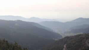 Dieses Bild zeigt eine Webcam-Aufnahme vom Achertal, aufgenommen am Donnerstag, den 05.03.2026 um 17:10 Uhr. Die Temperatur betrug 10.6°C.