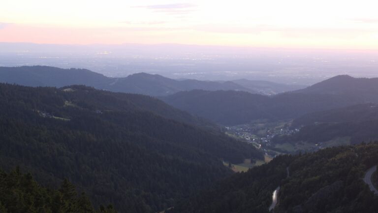 Dieses Bild zeigt eine Webcam-Aufnahme vom Achertal, aufgenommen am Freitag, den 11.07.2025 um 22:00 Uhr. Die Temperatur betrug 14.2°C.