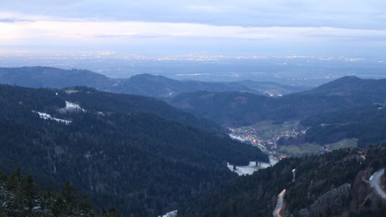 Dieses Bild zeigt eine Webcam-Aufnahme vom Achertal, aufgenommen am Mittwoch, den 19.11.2025 um 17:10 Uhr. Die Temperatur betrug -1.8°C.