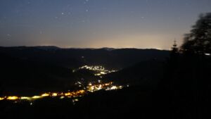 Dieses Bild zeigt eine Webcam-Aufnahme vom Achertal, aufgenommen am Freitag, den 22.05.2026 um 04:00 Uhr. Die Temperatur betrug 15.5°C.