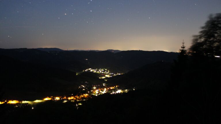 Dieses Bild zeigt eine Webcam-Aufnahme vom Achertal, aufgenommen am Freitag, den 22.05.2026 um 04:00 Uhr. Die Temperatur betrug 15.5°C.