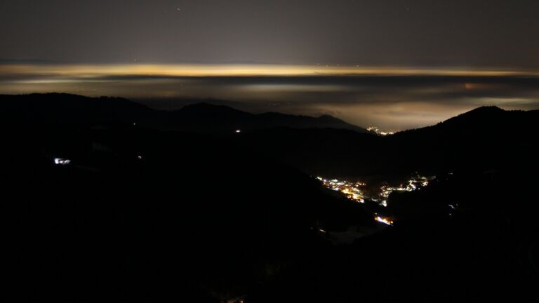 Dieses Bild zeigt eine Webcam-Aufnahme vom Achertal, aufgenommen am Samstag, den 22.11.2025 um 22:00 Uhr. Die Temperatur betrug -3.9°C.