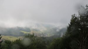 Dieses Bild zeigt eine Webcam-Aufnahme vom Achertal, aufgenommen am Montag, den 27.07.2026 um 08:30 Uhr. Die Temperatur betrug 13.1°C.