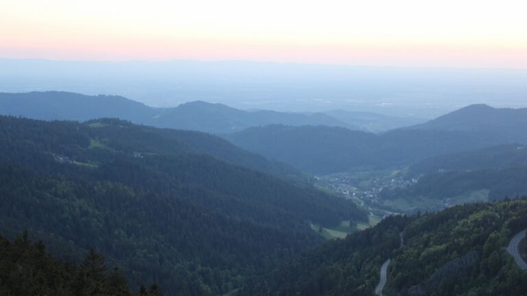 Dieses Bild zeigt eine Webcam-Aufnahme vom Achertal, aufgenommen am Mittwoch, den 14.05.2025 um 21:00 Uhr. Die Temperatur betrug 14.2°C.