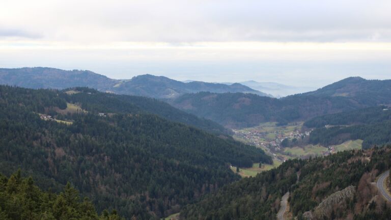 Dieses Bild zeigt eine Webcam-Aufnahme vom Achertal, aufgenommen am Donnerstag, den 04.12.2025 um 13:50 Uhr. Die Temperatur betrug 2.7°C.