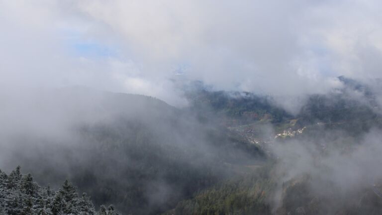 Dieses Bild zeigt eine Webcam-Aufnahme vom Achertal, aufgenommen am Montag, den 17.11.2025 um 11:40 Uhr. Die Temperatur betrug -0.9°C.