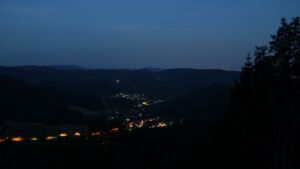 Dieses Bild zeigt eine Webcam-Aufnahme vom Achertal, aufgenommen am Sonntag, den 28.06.2026 um 04:20 Uhr. Die Temperatur betrug 28.2°C.