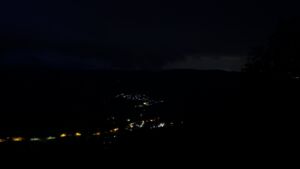 Dieses Bild zeigt eine Webcam-Aufnahme vom Achertal, aufgenommen am Dienstag, den 09.06.2026 um 04:00 Uhr. Die Temperatur betrug 13.3°C.