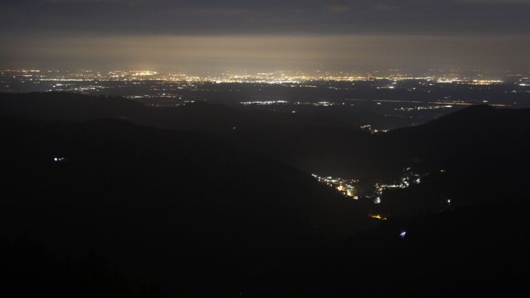 Dieses Bild zeigt eine Webcam-Aufnahme vom Achertal, aufgenommen am Dienstag, den 14.04.2026 um 22:00 Uhr. Die Temperatur betrug 2.6°C.