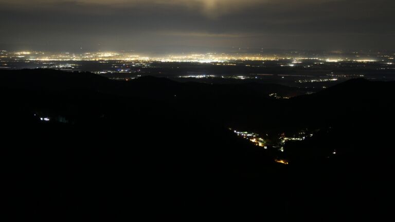 Dieses Bild zeigt eine Webcam-Aufnahme vom Achertal, aufgenommen am Samstag, den 01.11.2025 um 01:30 Uhr. Die Temperatur betrug 11.2°C.