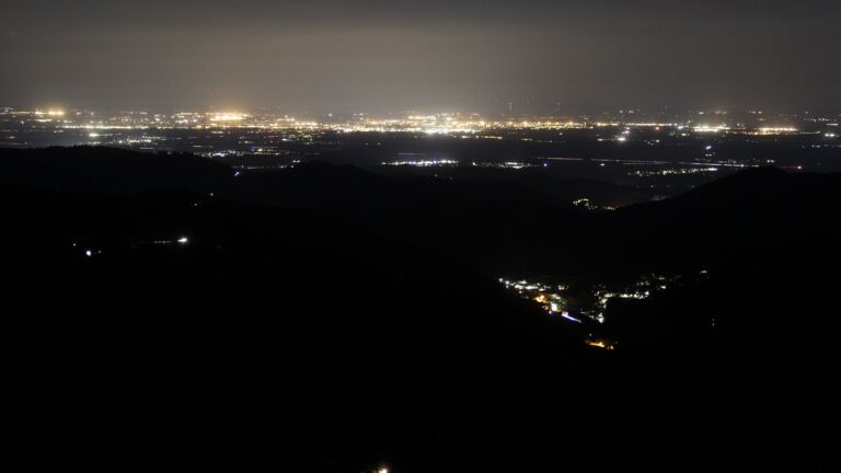 Dieses Bild zeigt eine Webcam-Aufnahme vom Achertal, aufgenommen am Samstag, den 18.04.2026 um 00:30 Uhr. Die Temperatur betrug 11.9°C.