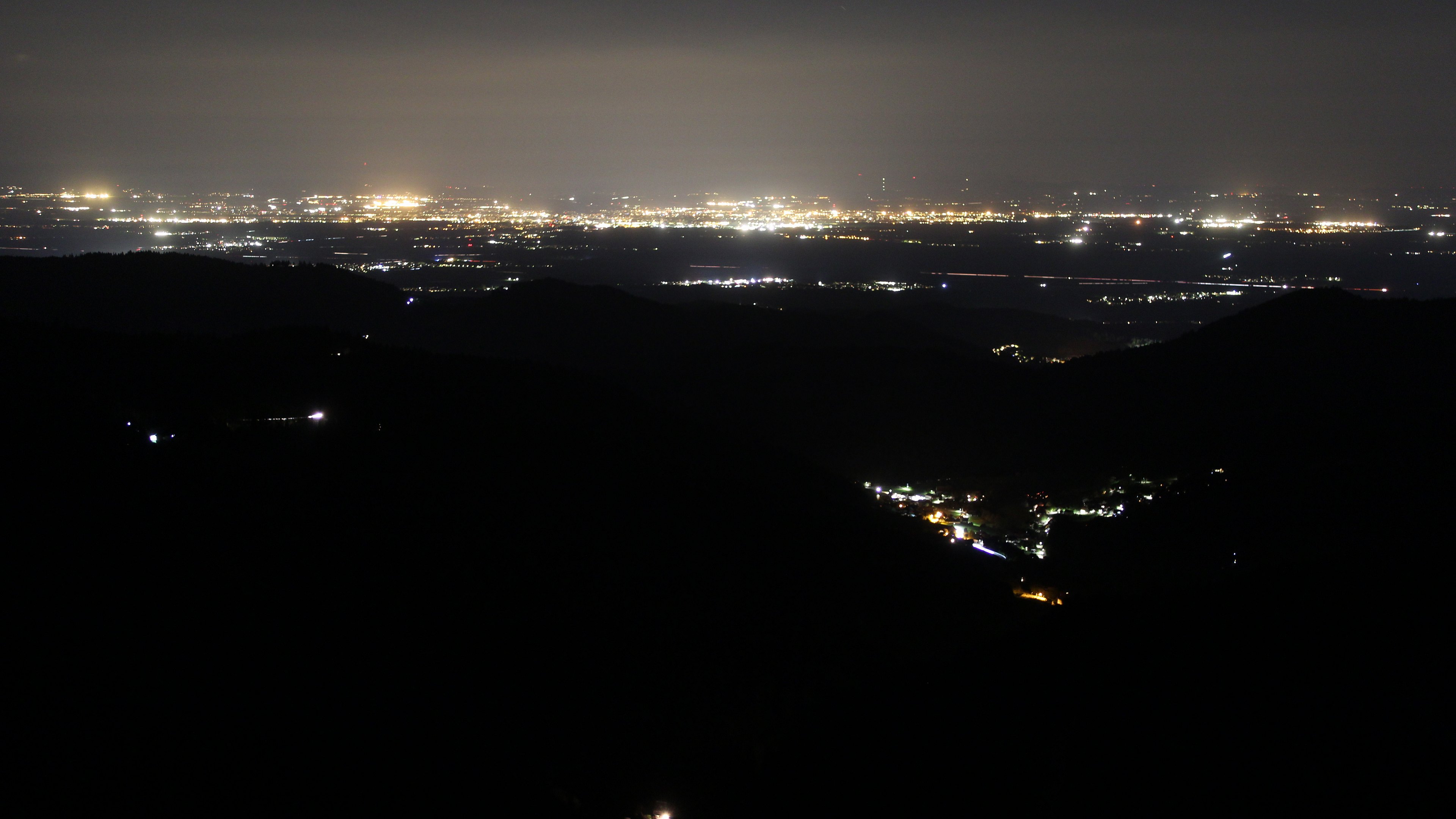 Dieses Bild zeigt eine Webcam-Aufnahme vom Achertal, aufgenommen am Samstag, den 18.04.2026 um 00:30 Uhr. Die Temperatur betrug 11.9°C.