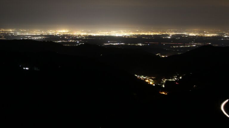 Dieses Bild zeigt eine Webcam-Aufnahme vom Achertal, aufgenommen am Dienstag, den 11.11.2025 um 22:00 Uhr. Die Temperatur betrug 7.8°C.