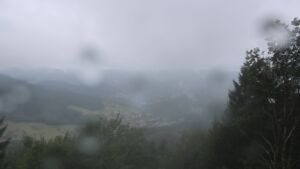 Dieses Bild zeigt eine Webcam-Aufnahme vom Achertal, aufgenommen am Montag, den 27.07.2026 um 10:10 Uhr. Die Temperatur betrug 13.5°C.