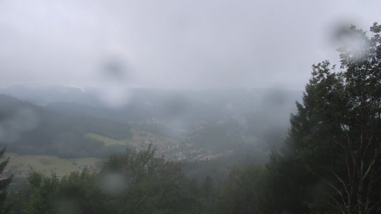 Dieses Bild zeigt eine Webcam-Aufnahme vom Achertal, aufgenommen am Montag, den 27.07.2026 um 10:10 Uhr. Die Temperatur betrug 13.5°C.