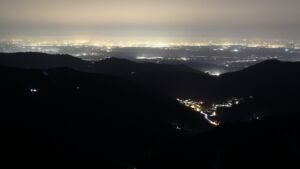 Dieses Bild zeigt eine Webcam-Aufnahme vom Achertal, aufgenommen am Donnerstag, den 05.03.2026 um 19:30 Uhr. Die Temperatur betrug 8.8°C.