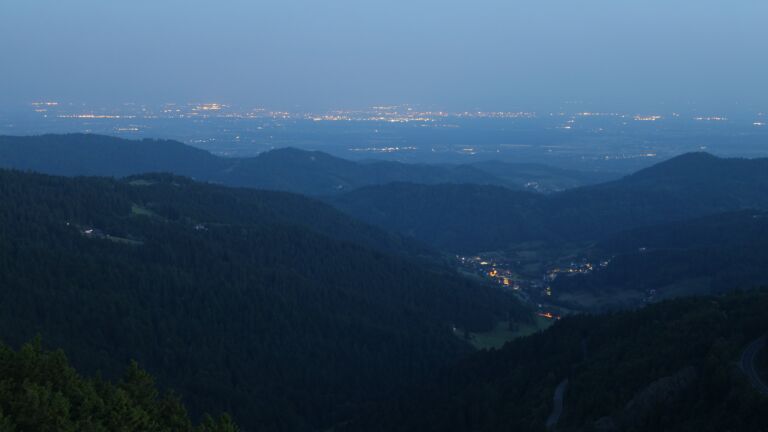 Dieses Bild zeigt eine Webcam-Aufnahme vom Achertal, aufgenommen am Donnerstag, den 12.06.2025 um 04:30 Uhr. Die Temperatur betrug 12°C.