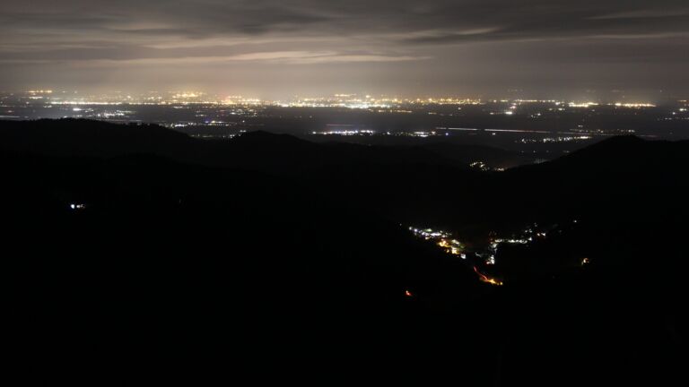 Dieses Bild zeigt eine Webcam-Aufnahme vom Achertal, aufgenommen am Samstag, den 20.12.2025 um 04:00 Uhr. Die Temperatur betrug 7.8°C.