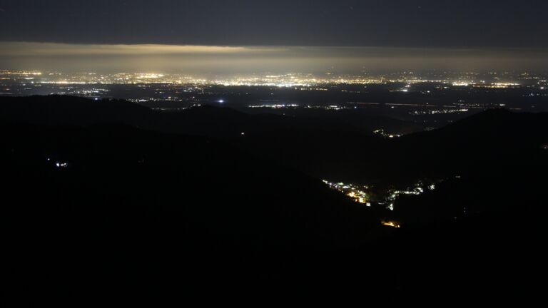 Dieses Bild zeigt eine Webcam-Aufnahme vom Achertal, aufgenommen am Dienstag, den 14.10.2025 um 23:00 Uhr. Die Temperatur betrug 6.3°C.
