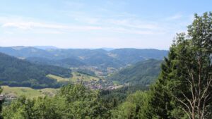 Dieses Bild zeigt eine Webcam-Aufnahme vom Achertal, aufgenommen am Samstag, den 11.07.2026 um 13:10 Uhr. Die Temperatur betrug 27.5°C.