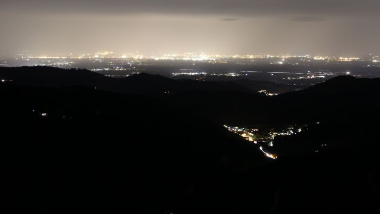 Dieses Bild zeigt eine Webcam-Aufnahme vom Achertal, aufgenommen am Mittwoch, den 29.10.2025 um 21:30 Uhr. Die Temperatur betrug 10.4°C.